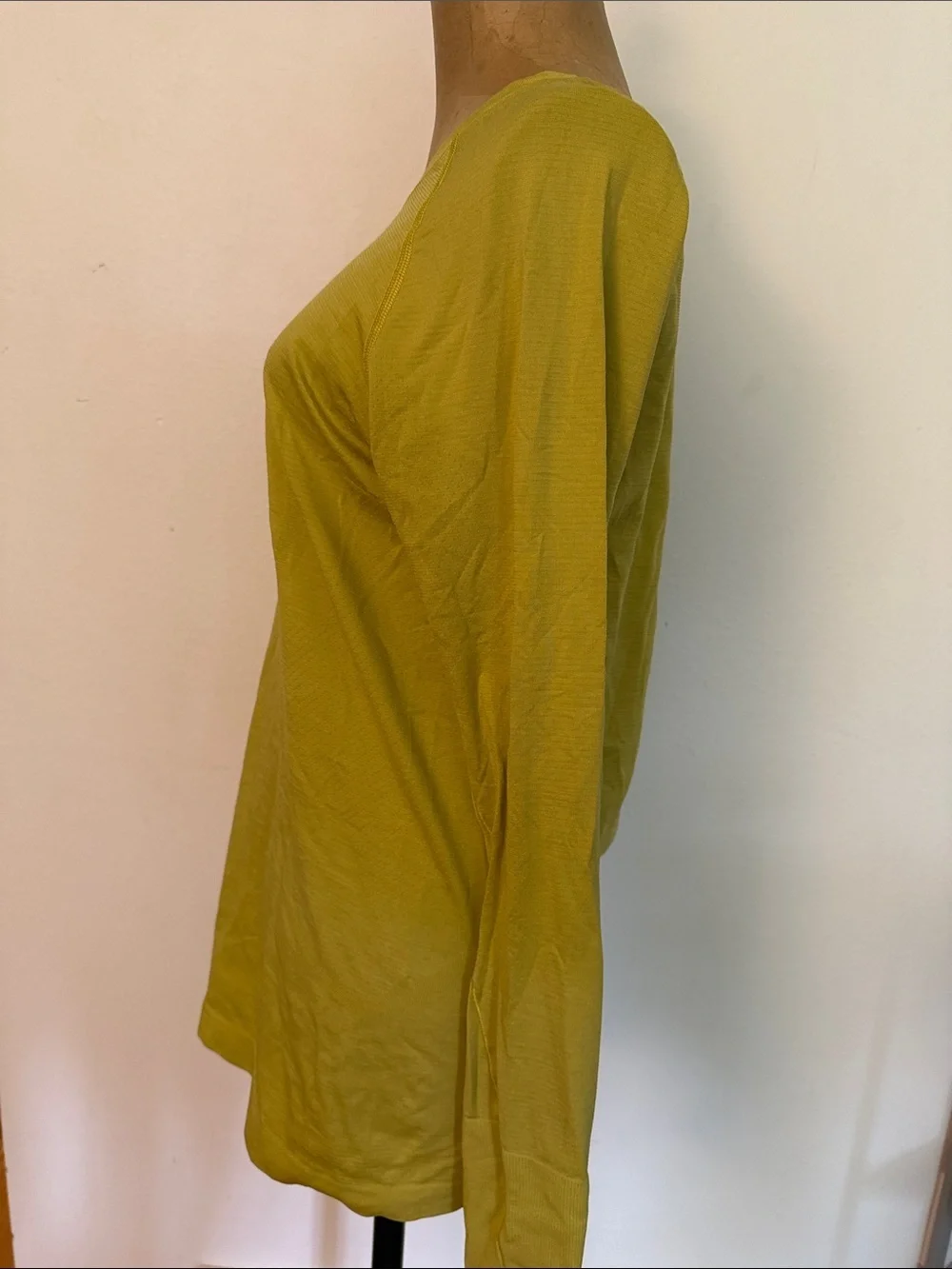 Lululemon sz 10 Swiftly Tech Chartreuse Lightweight Long-Sleeve Top great cond